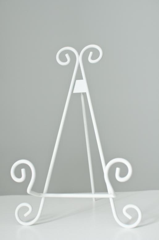 Chevalet de table. Blanc ou noir. 9, 11 ou 13 pouces. White metal easel. Comes in black as well and in 9 in, 11 in or 13 in.
